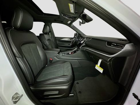 New 2025 Jeep Grand Cherokee L Altitude image 33