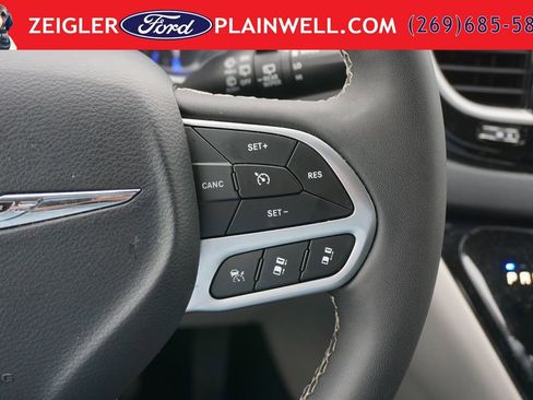 Used 2023 Chrysler Pacifica Touring-L FWD image 27