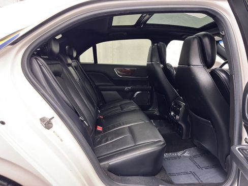 Used 2017 Lincoln Continental Reserve w/ Technology Package image 32
