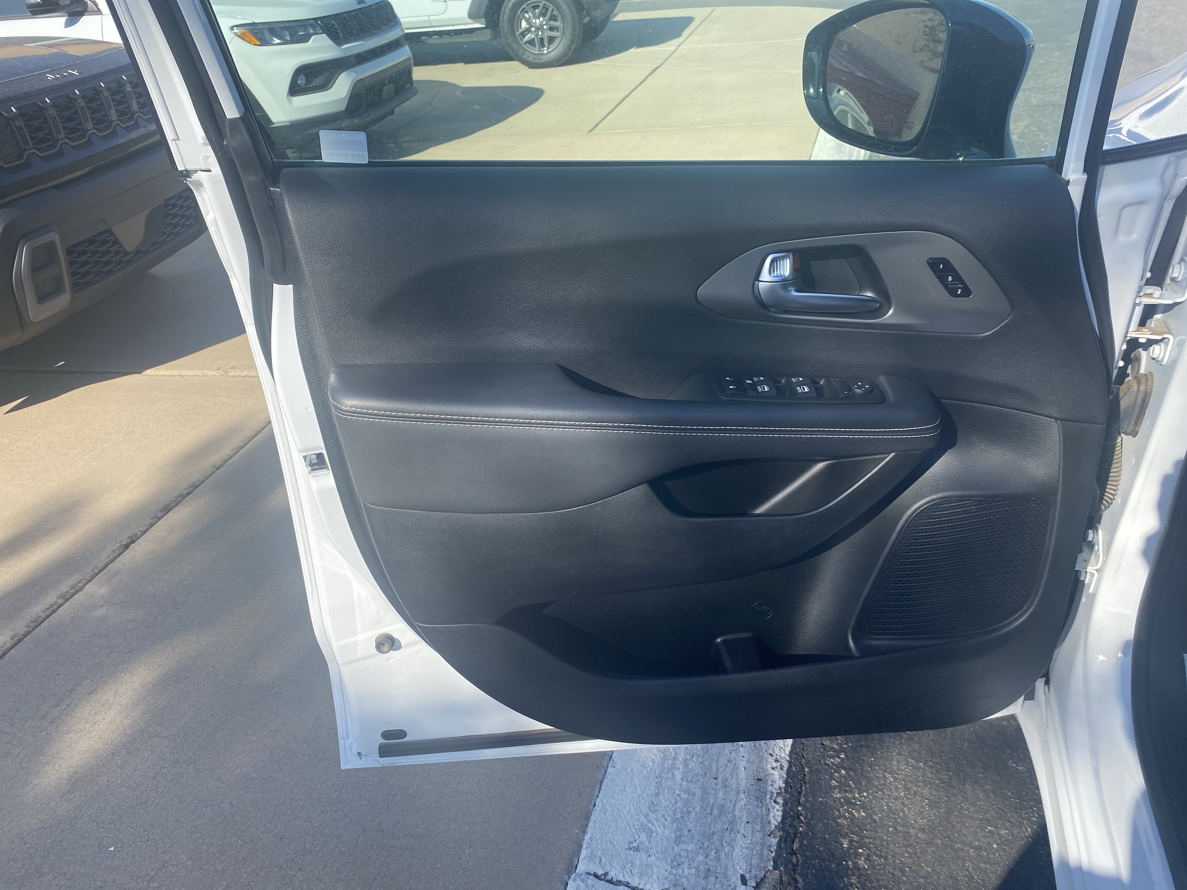 Used 2025 Chrysler Pacifica Select FWD image 7