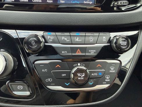 Used 2019 Chrysler Pacifica Touring-L FWD image 23