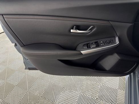 Used 2025 Nissan Sentra SR FWD image 10