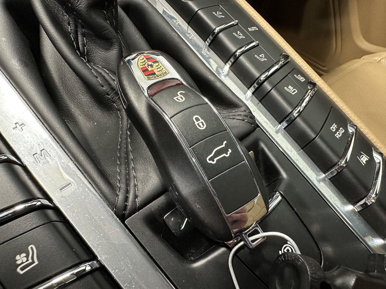 Used 2018 Porsche Macan AWD/4WD image 44