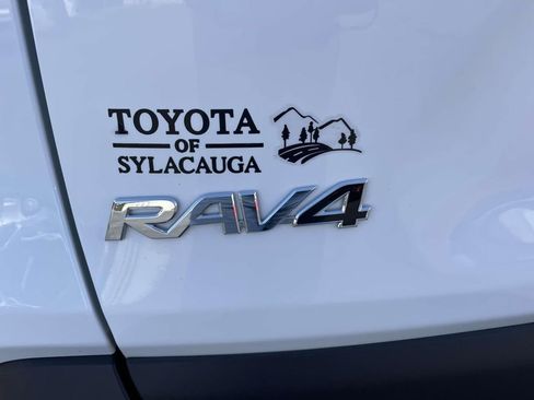 Used 2022 Toyota RAV4 XLE image 9