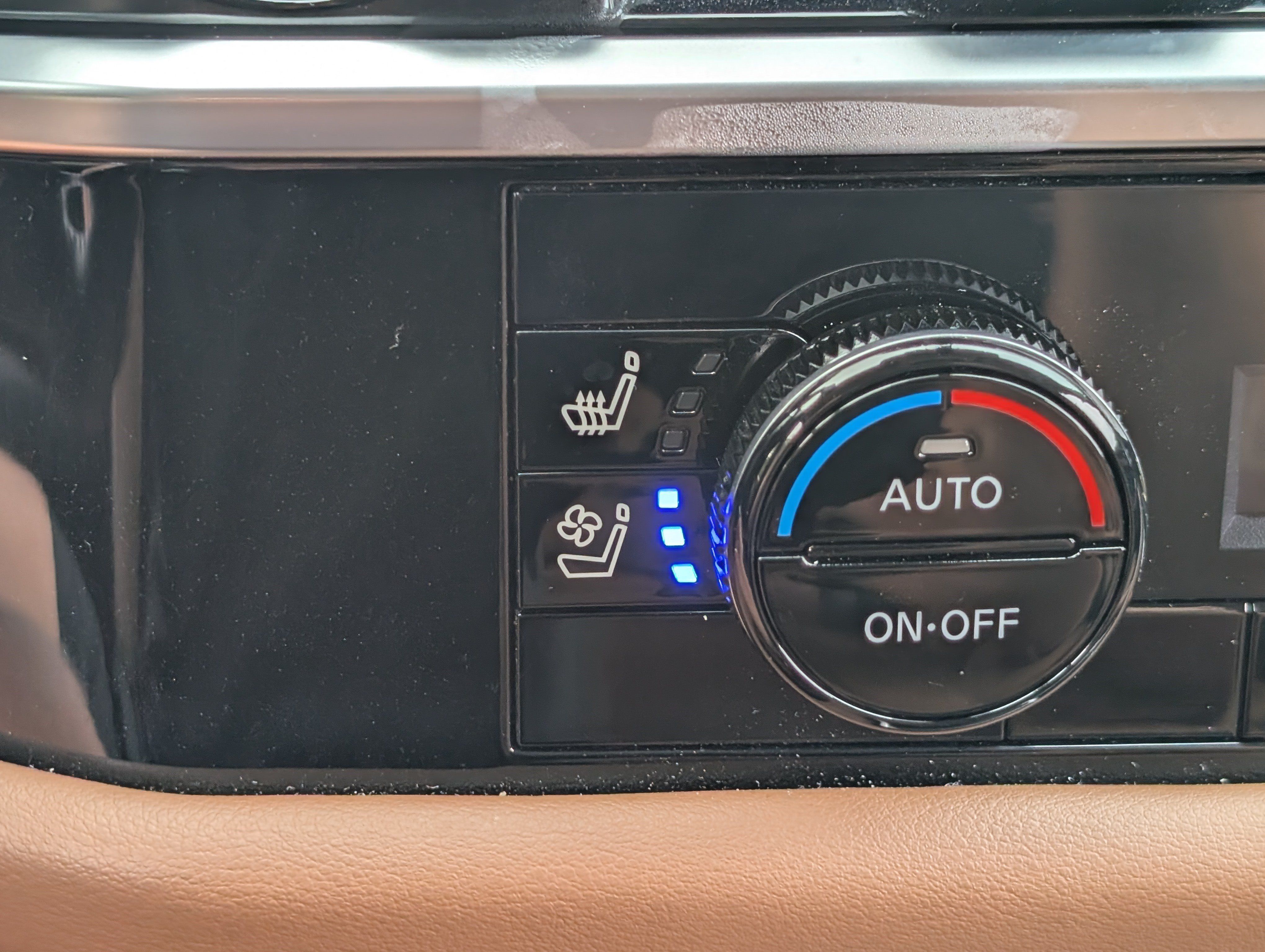 Used 2025 Nissan Pathfinder Platinum w/ Cargo Package FWD image 34