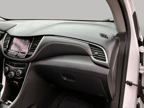 Used 2020 Chevrolet Trax LT w/ LT Convenience Package FWD image 19
