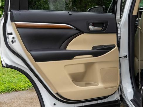 Used 2019 Toyota Highlander Limited FWD image 15