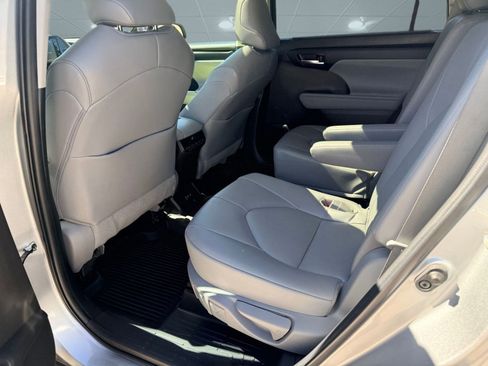 Used 2022 Toyota Highlander XLE image 12