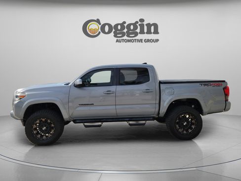 Used 2019 Toyota Tacoma TRD Sport AWD/4WD image 2