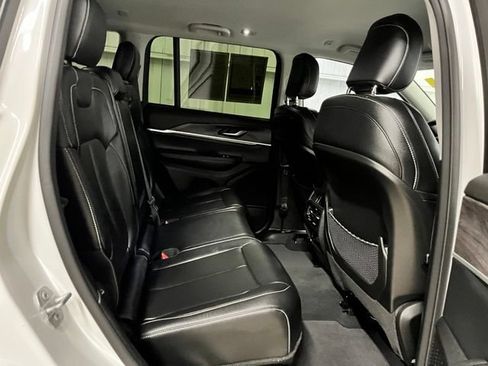 Used 2023 Jeep Grand Cherokee Limited RWD image 15