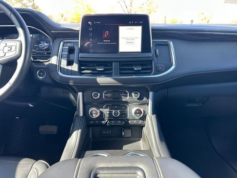 Used 2022 GMC Yukon XL SLT w/ SLT Premium Package image 17