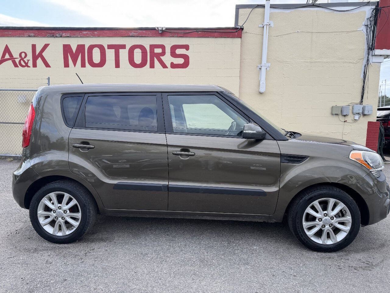 Used 2012 Kia Soul + w/ Audio Pkg FWD image 9