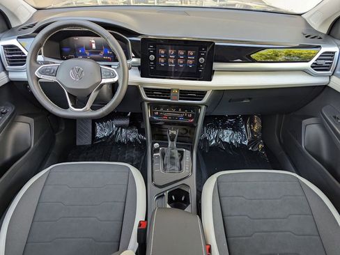 Certified 2025 Volkswagen Taos SE image 15