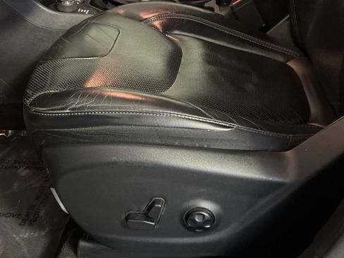 Used 2019 Jeep Cherokee Limited image 16