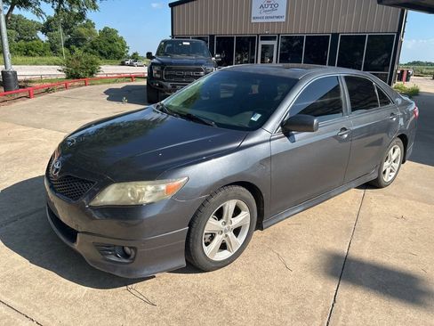 Used 2011 Toyota Camry SE w/ SE Extra-Value Pkg #1 FWD image 3