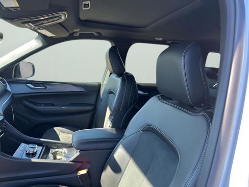 New 2025 Jeep Grand Cherokee Altitude image 27