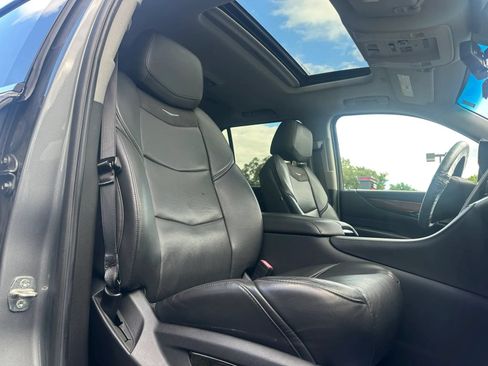 Used 2019 Cadillac Escalade Luxury AWD/4WD image 14