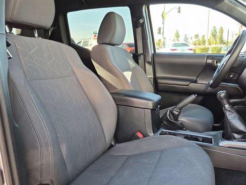 Used 2019 Toyota Tacoma TRD Off-Road w/ Technology Package AWD/4WD image 17