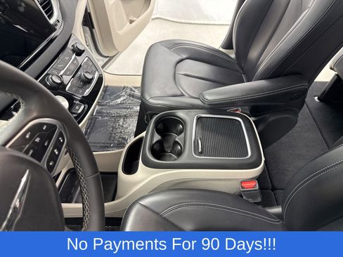 Used 2023 Chrysler Pacifica Touring-L FWD image 19