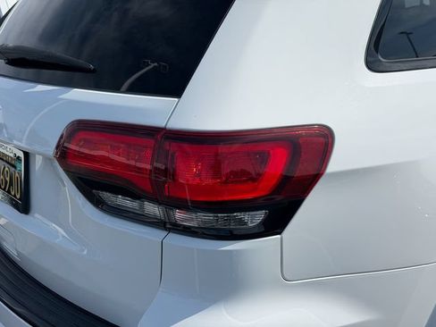 Used 2018 Jeep Grand Cherokee Altitude AWD/4WD image 6