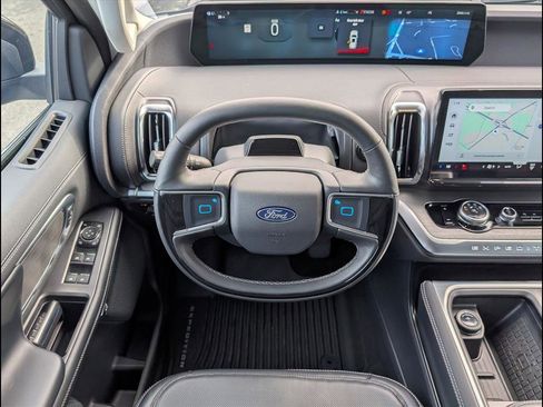 Used 2025 Ford Expedition Max Platinum w/ Driver's Package image 8