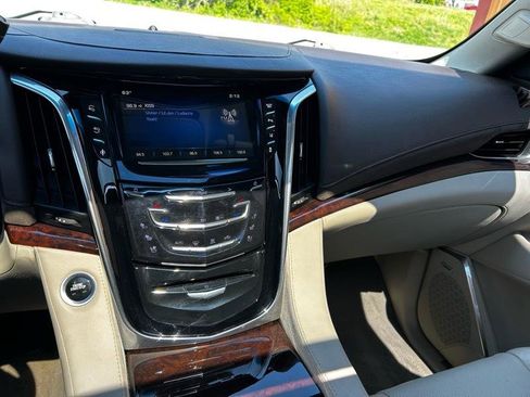 Used 2015 Cadillac Escalade ESV Luxury image 19