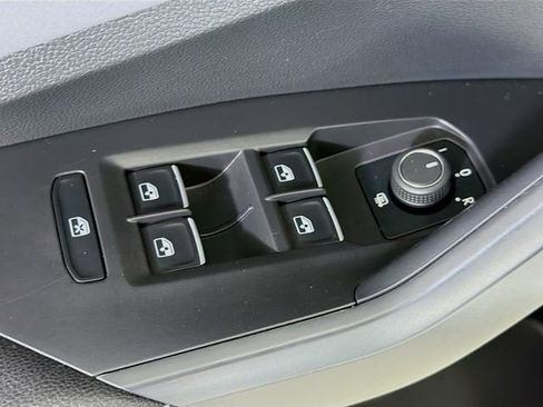 Used 2025 Volkswagen Jetta SE w/ Sunroof Package image 19