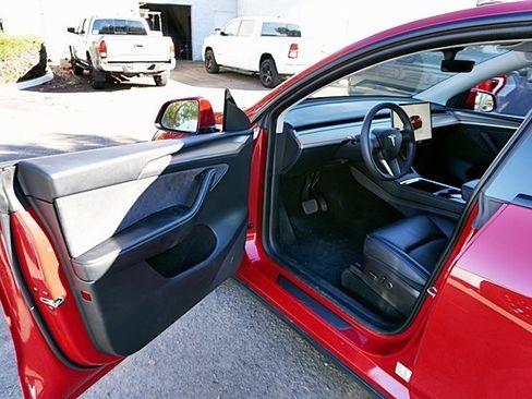 Used 2023 Tesla Model Y Long Range image 40