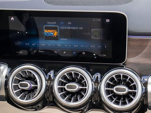 Used 2020 Mercedes-Benz GLB 250 image 22