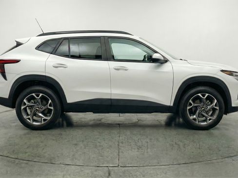 Used 2025 Chevrolet Trax LT w/ LT Convenience Package FWD image 11