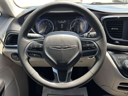 Used 2017 Chrysler Pacifica LX FWD image 12