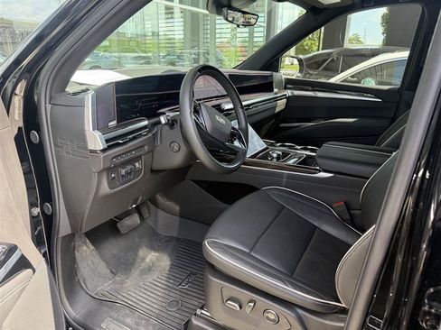 Used 2025 Cadillac Escalade Premium Luxury AWD/4WD image 11