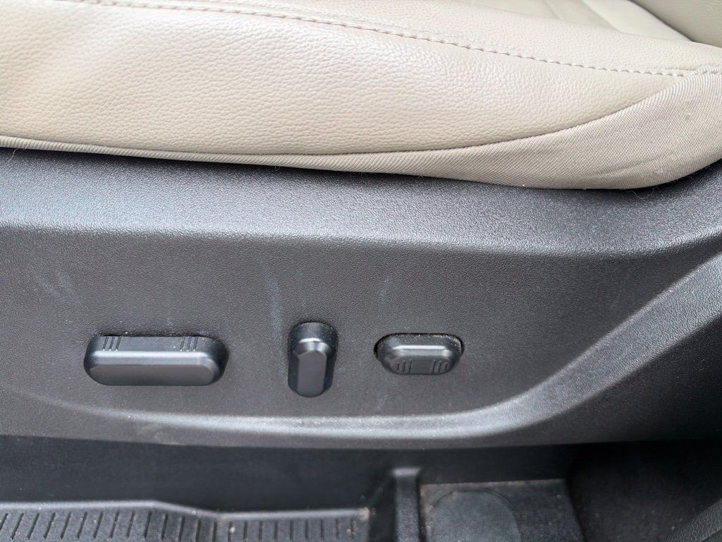 Used 2018 Ford Escape Titanium w/ Ford Safe & Smart Package FWD image 11