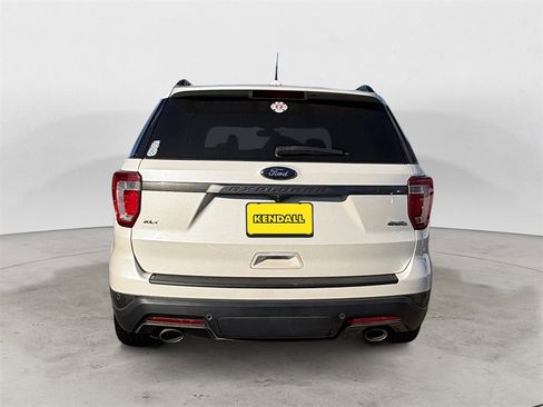 Used 2018 Ford Explorer XLT w/ Equipment Group 202A image 3