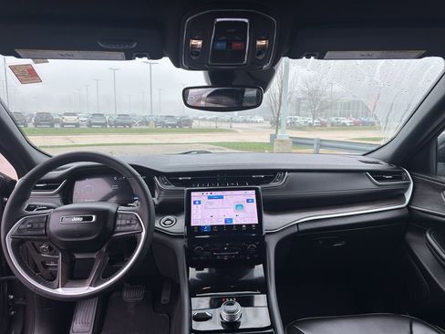 Used 2024 Jeep Grand Cherokee Limited image 29