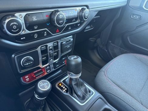 Used 2024 Jeep Wrangler Unlimited Rubicon image 16