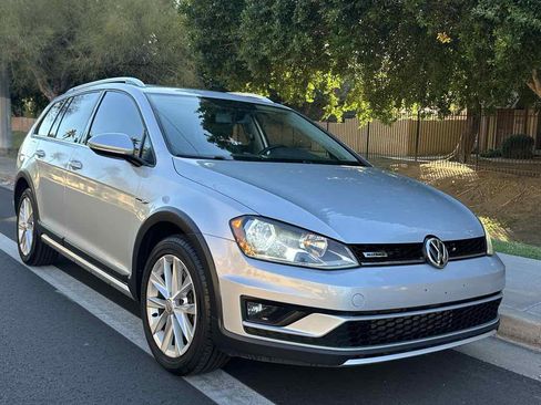 Used 2017 Volkswagen Golf Alltrack SE image 2
