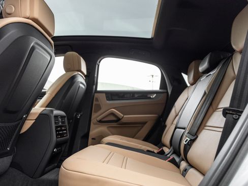 Certified 2026 Porsche Cayenne Coupe AWD/4WD image 32