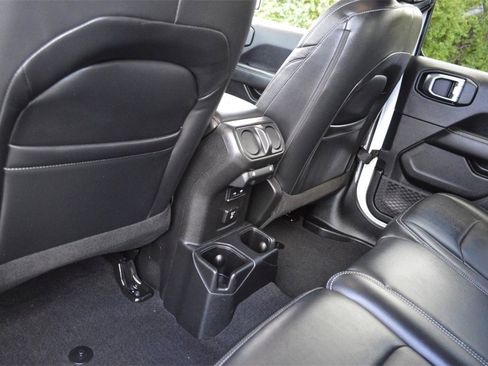 Used 2020 Jeep Wrangler Unlimited Sahara image 31