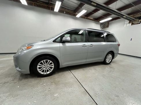 Used 2015 Toyota Sienna XLE image 5