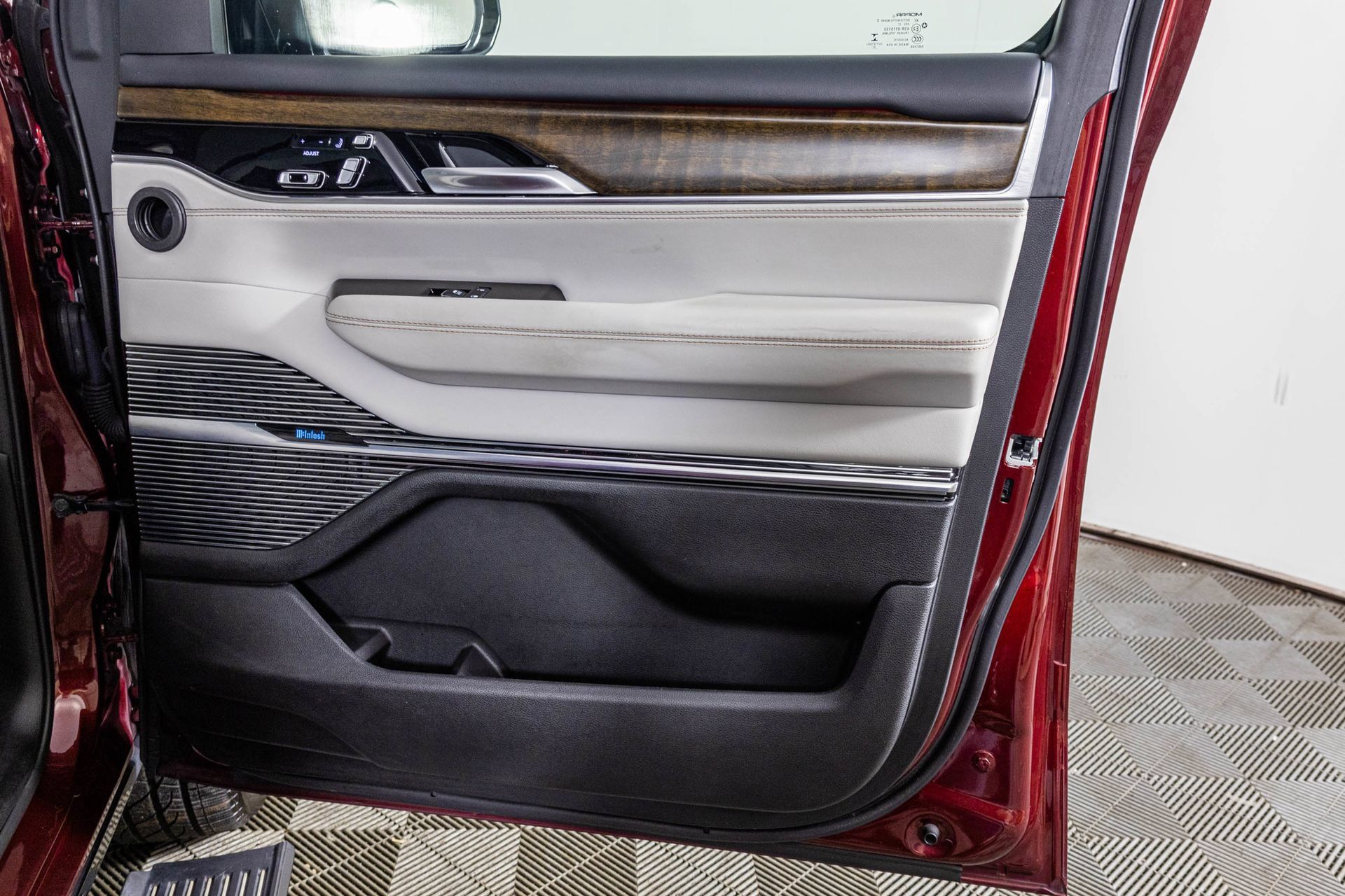 Used 2022 Jeep Grand Wagoneer Series I AWD/4WD image 55