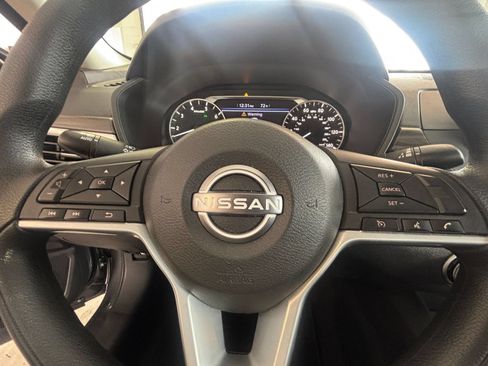 Used 2025 Nissan Altima 2.5 SV FWD image 29