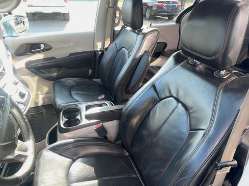 Used 2018 Chrysler Pacifica Touring-L Plus FWD image 18