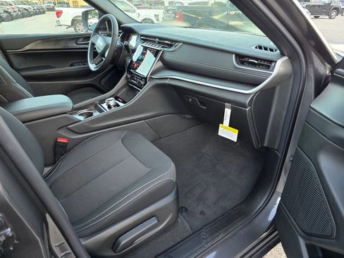 New 2025 Jeep Grand Cherokee Laredo X w/ Luxury Tech Group I image 29