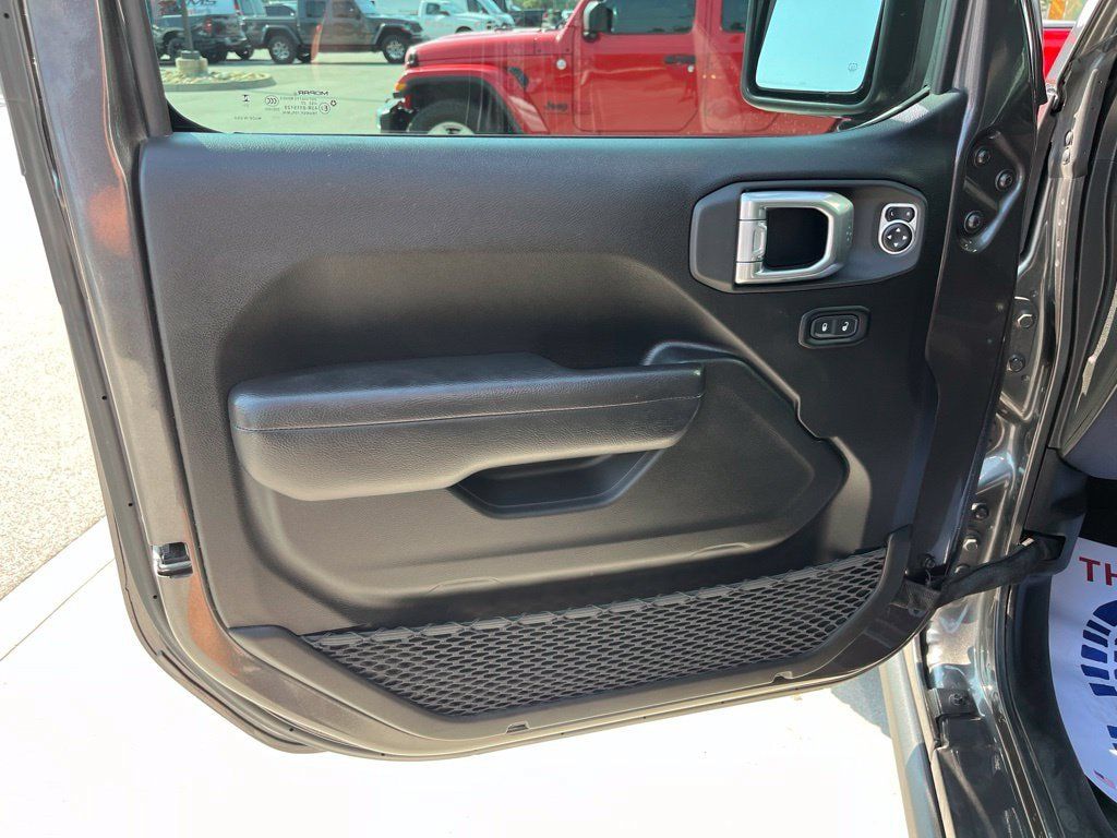 Used 2023 Jeep Gladiator Mojave AWD/4WD image 6