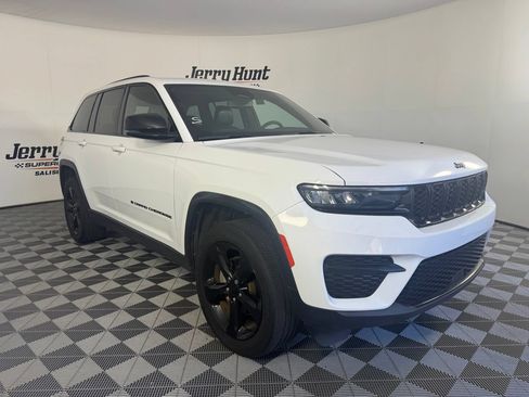 Used 2023 Jeep Grand Cherokee Altitude AWD/4WD image 6