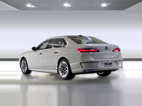 Certified 2023 BMW i7 xDrive60 w/ Executive Package 2 AWD/4WD image 3