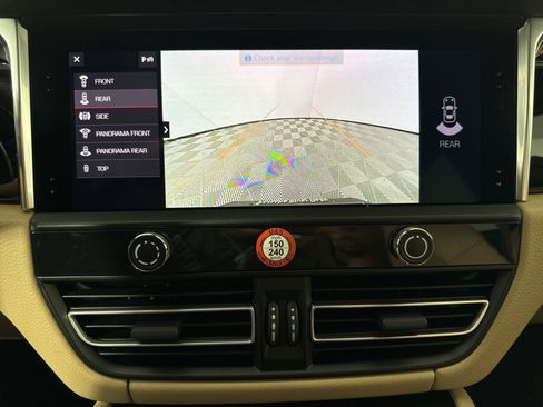 Certified 2025 Porsche Macan image 20