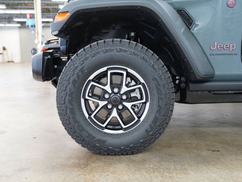 Used 2026 Jeep Gladiator Rubicon w/ Safety Group AWD/4WD image 11