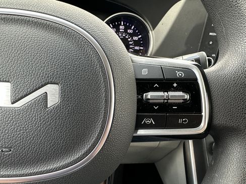 Used 2024 Kia Carnival LX FWD image 28